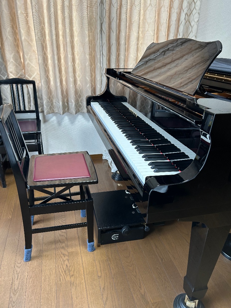 レッスン室内のピアノと足台
