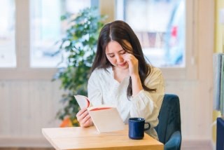 小説を読んで泣く女性