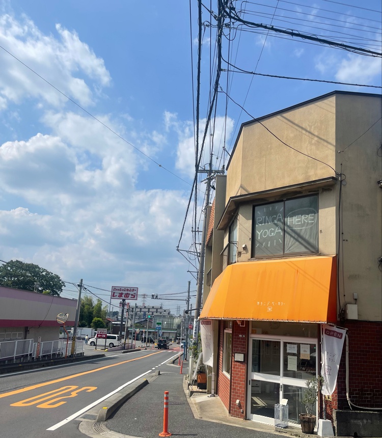 リンガヨガとカタニデベーカリーの建物の外見