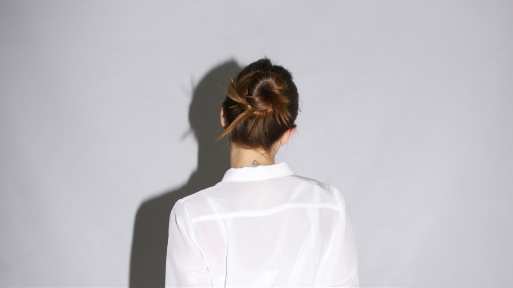 傾いている後ろ姿