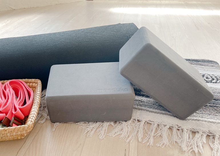 ヨガで使うブロックやその他の道具