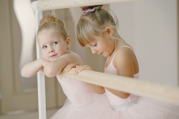 バレエのレッスンをする子供の写真