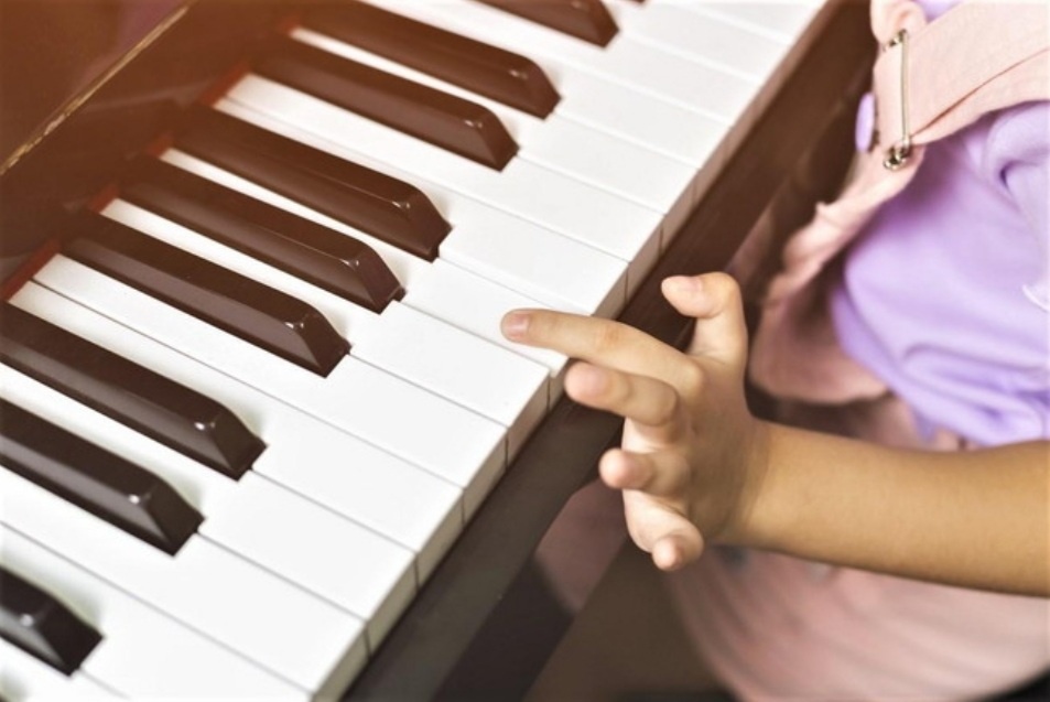 ピアノを弾く児童の写真