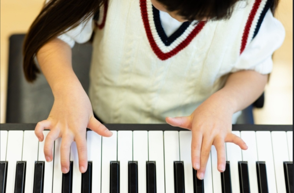 ピアノを弾く小学生
