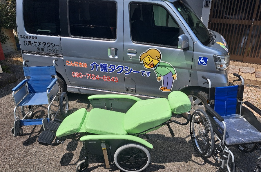福山市で開業している、介護・ケアタクシー飛鷹の車両で、通常の車椅子・リクライニングの車椅子も使用可能です。ご利用者様のニーズに合わせ、玄関の前まで乗り入れることができ、、細い道なども対応可能です。