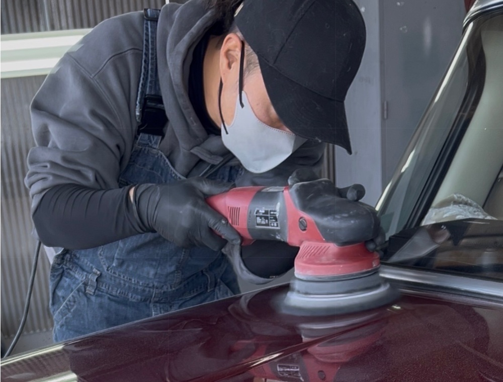 カーコーティング埼玉、ポリッシャーで車を磨いて傷を消している