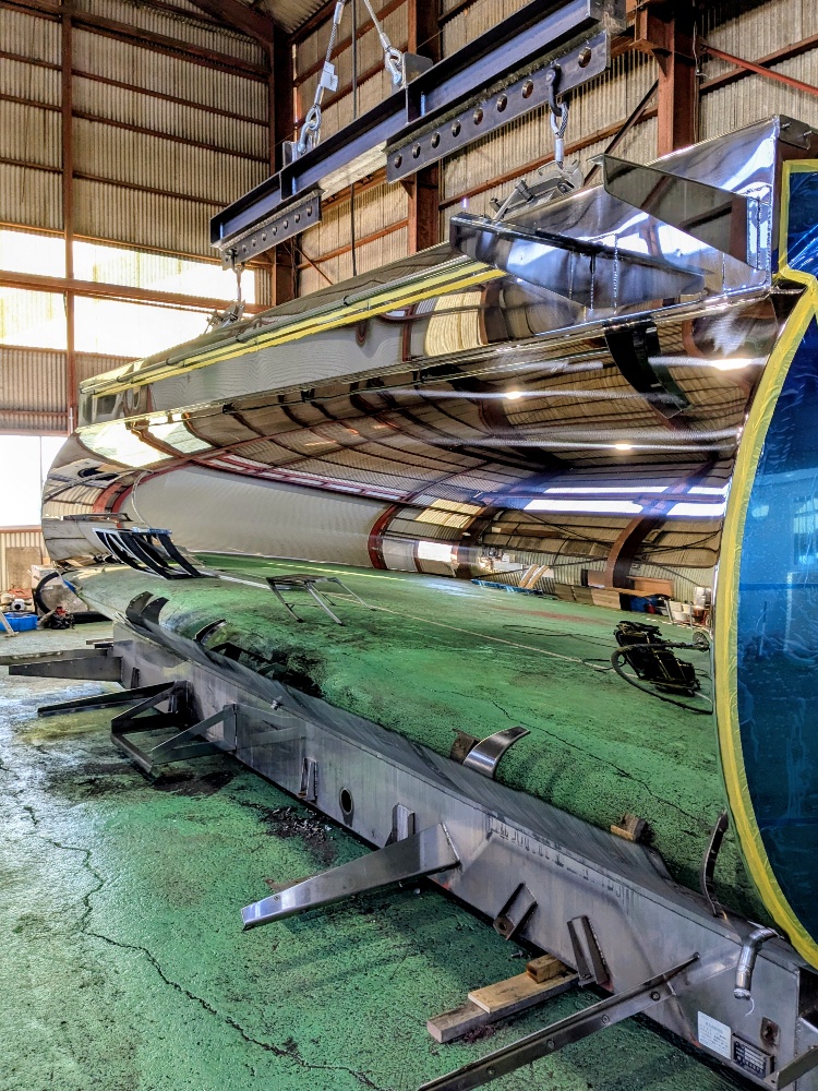 ステンレス製　タンクローリー研磨