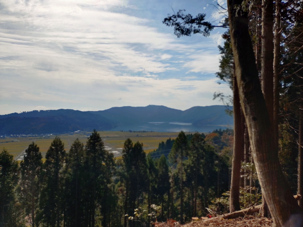 余呉湖を見下ろす低山